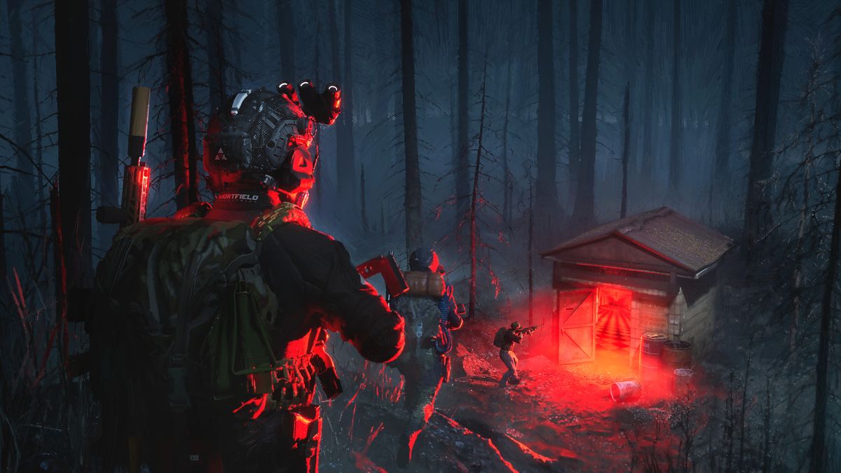 Un gruppo di soldati che cammina verso una porta rossa in un bosco