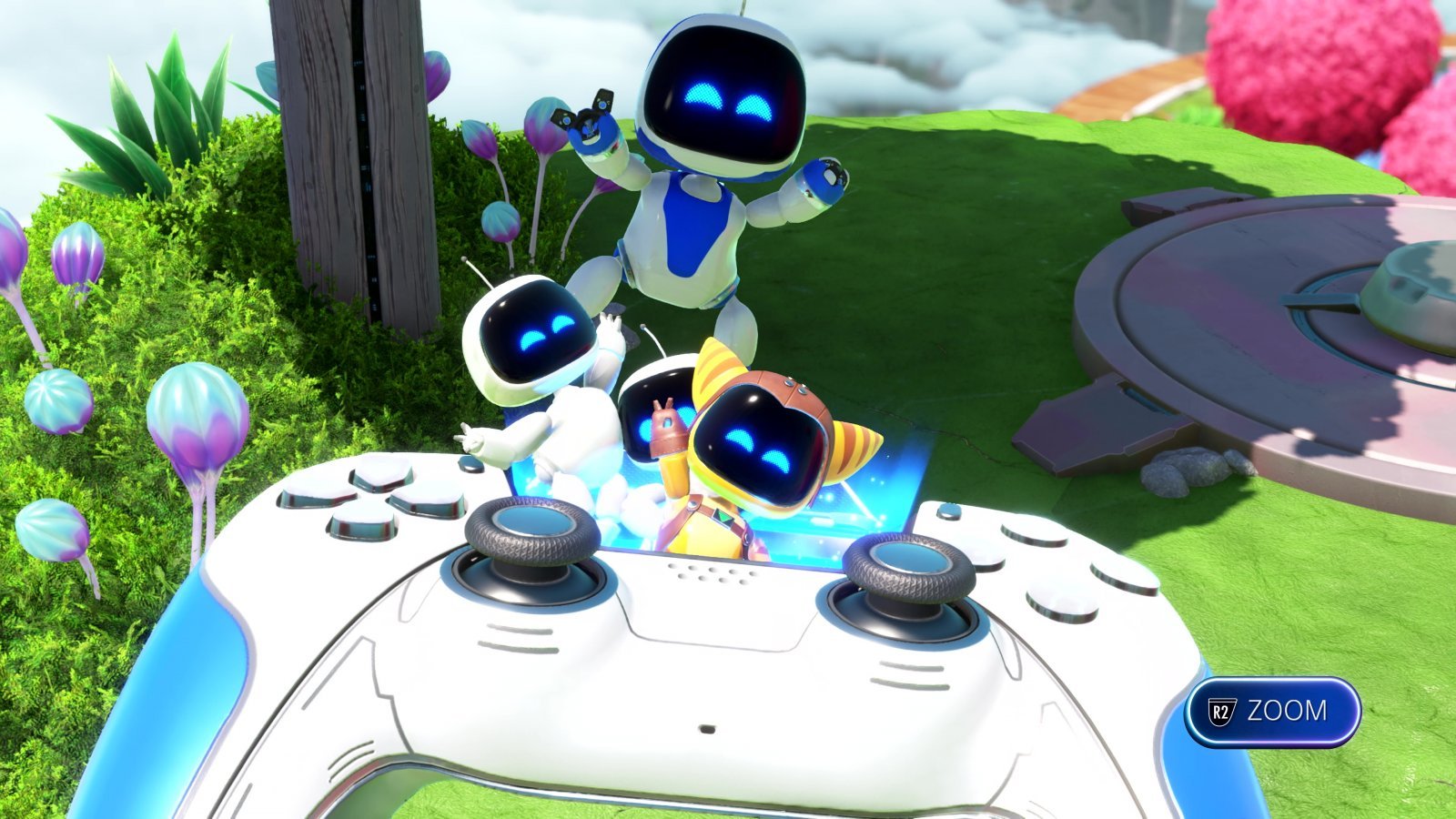 Un gruppo di Astro Bot che entra in un controller DualSense