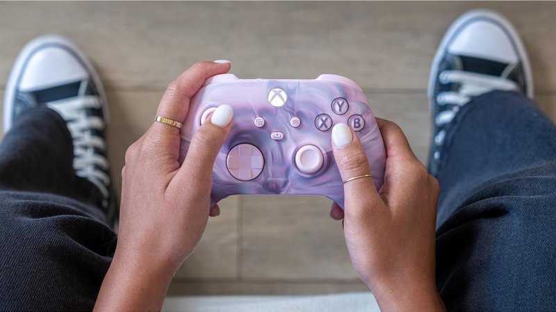 Un controller Xbox Dream Vapor in mano a una giocatrice Un controller Xbox Dream Vapor in mano a una giocatrice