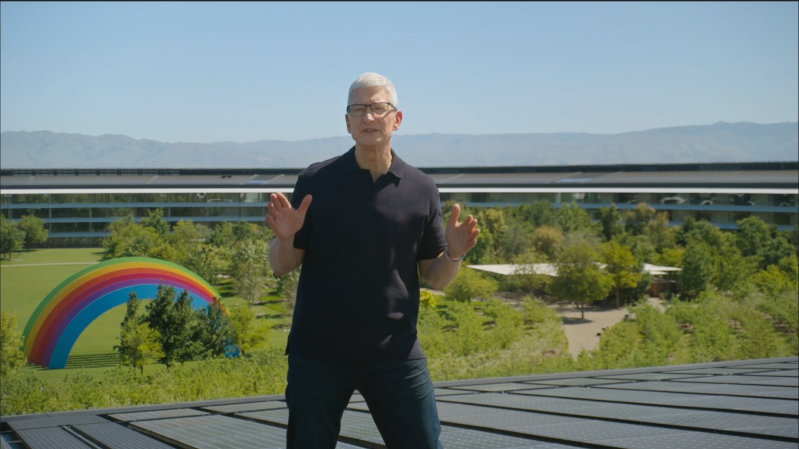 Tim Cook al WWDC 2024 di Apple
