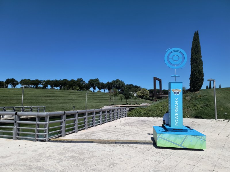 Un'installazione per caricare i telefoni in una parte periferica del parco