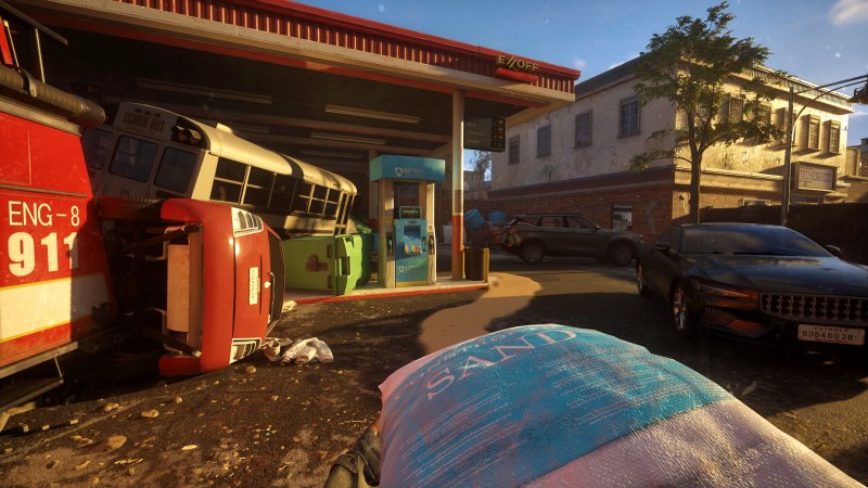 Alex trasporta un sacco pieno di sabbia. Ancora non sappiamo quanta interazione con gli scenari sarà consentita e richiesta in A Quiet Place: The Road Ahead