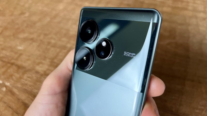 Un dettaglio del modulo fotocamere posteriore di Realme GT 6