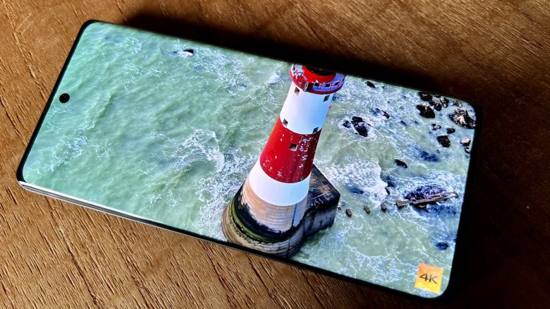 Lo schermo di Realme GT 6 è di eccellente fattura ed ha una luminosità da record