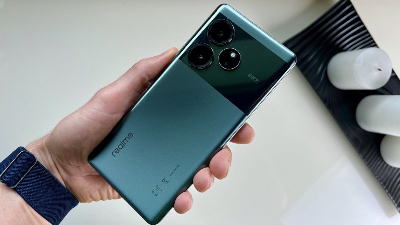 Realme GT 6 opta per un design più sobrio rispetto al passato