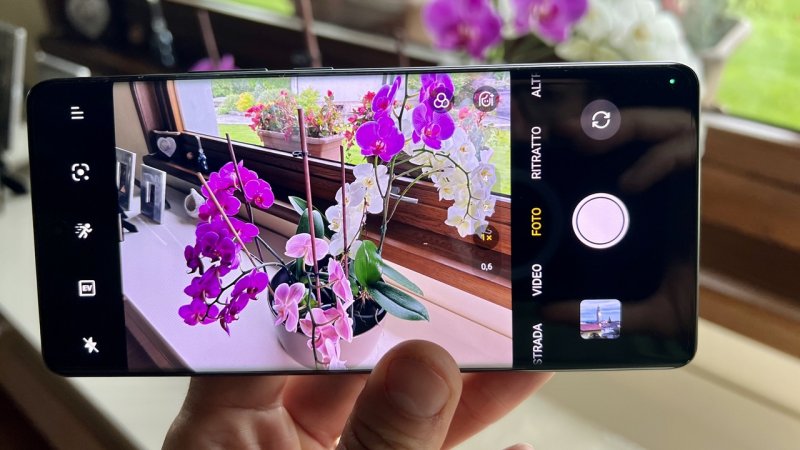 La modalità fotografica di Realme GT 6 in azione