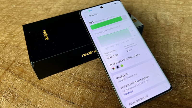 La batteria di Realme GT 6 è notevole sia per capienza sia per velocità di ricarica