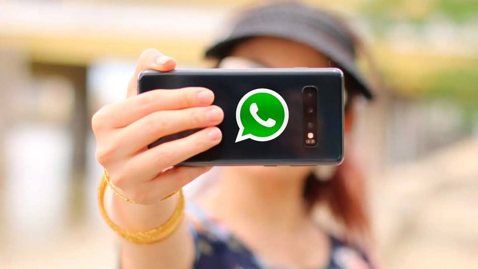 Un telefono con il logo WhatsApp