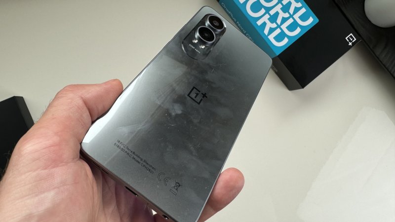 OnePlus Nord CE 4 Lite in colore Super Silver è letteralmente una calamita per le impronte