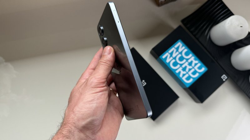 Il design di OnePlus Nord CE 4 Lite non spicca di certo per originalità