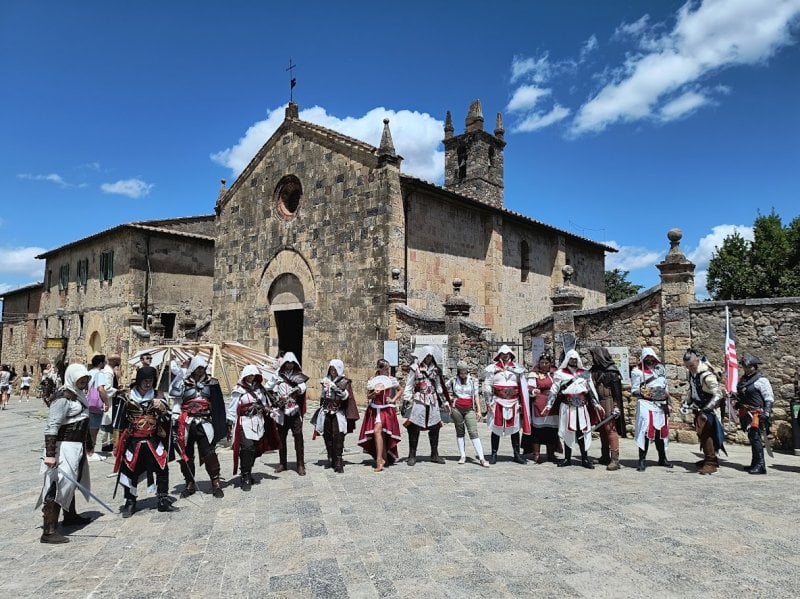 I cosplayer di Assassin's Creed Cosplay Ita a Monteriggioni I cosplayer di Assassin's Creed Cosplay Ita a Monteriggioni