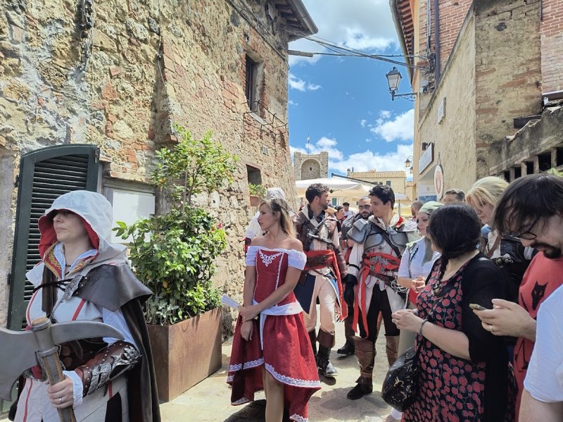 I cosplayer hanno invaso le strade di Monteriggioni I cosplayer hanno invaso le strade di Monteriggioni