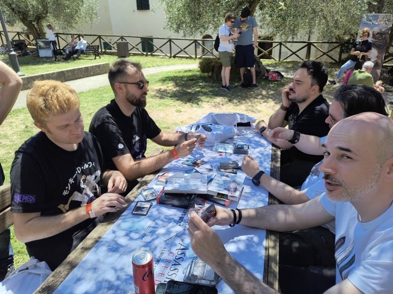 Famosi streamer mentre sbustano carte del set di Magic di Assassin's creed Famosi streamer mentre sbustano carte del set di Magic di Assassin's creed