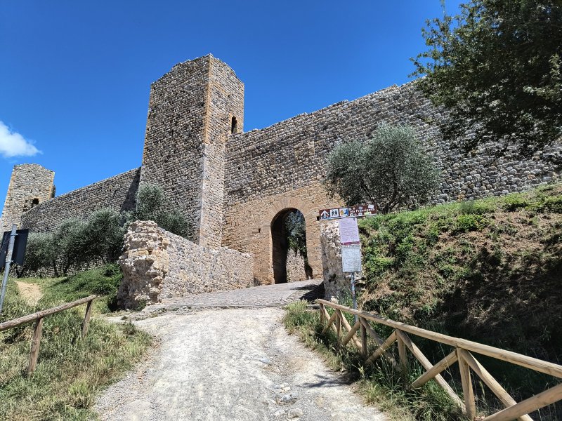 La porta verso Firenze di Monteriggioni La porta verso Firenze di Monteriggioni