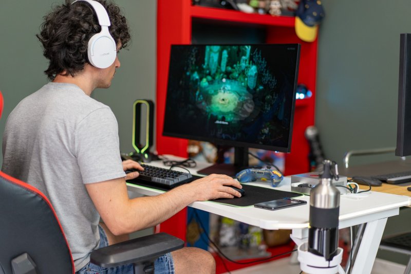 Il monitor è un Full HD IPS ad alto refresh