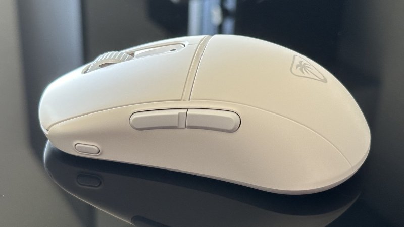 I tasti extra laterali e quello per i dpi sul Turtle Beach Burst 2 Air I tasti extra laterali e quello per i dpi sul Turtle Beach Burst 2 Air