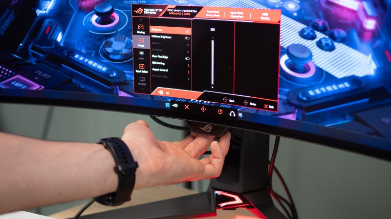 Il joystick di controllo è sul retro ma è facile da raggiungere