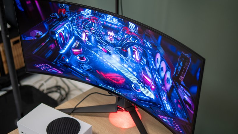 Il raggio di ASUS ROG Swift OLED PG34WCDM è piuttosto estremo e regala una curvatura molto accentuata Il raggio di ASUS ROG Swift OLED PG34WCDM è piuttosto estremo e regala una curvatura molto accentuata