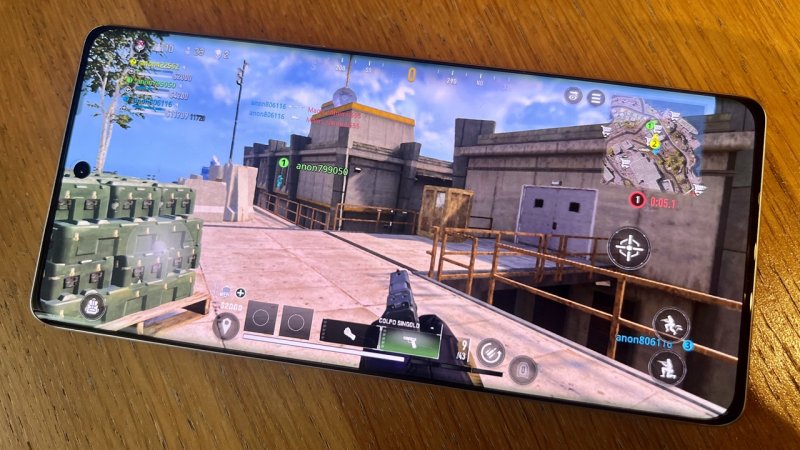 Anche un peso massimo del calibro di Call of Duty: Warzone Mobile gira bene su Realme GT 6T Anche un peso massimo del calibro di Call of Duty: Warzone Mobile gira bene su Realme GT 6T