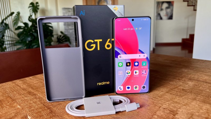 Realme GT 6T in compagnia della sua confezione e degli accessori inclusi Realme GT 6T in compagnia della sua confezione e degli accessori inclusi