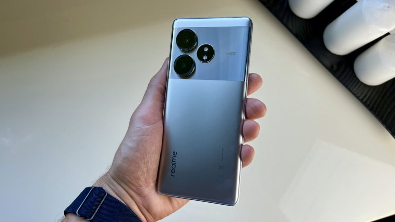 Aspetto, materiali e colori di Realme GT 6T sono identici a quelli di GT 6 Aspetto, materiali e colori di Realme GT 6T sono identici a quelli di GT 6