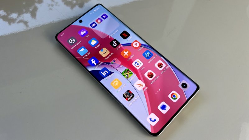 Lo schermo di Realme GT 6T ha i bordi curvi Lo schermo di Realme GT 6T ha i bordi curvi