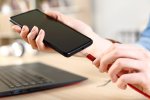 I caricatori non stanno sparendo dalla confezione degli smartphone per risparmiare: c'è una motivazione migliore - Notizia