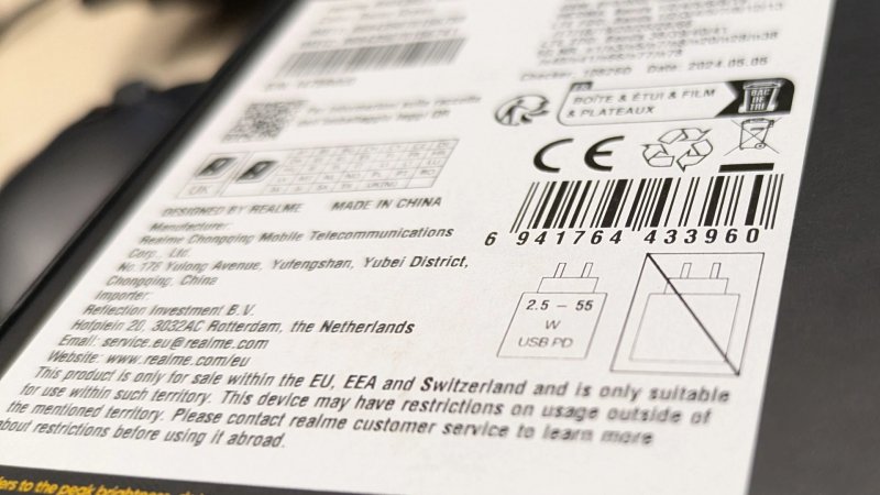 I simboli per indicare la potenza del Power Delivery e l'assenza del caricatore nella confezione