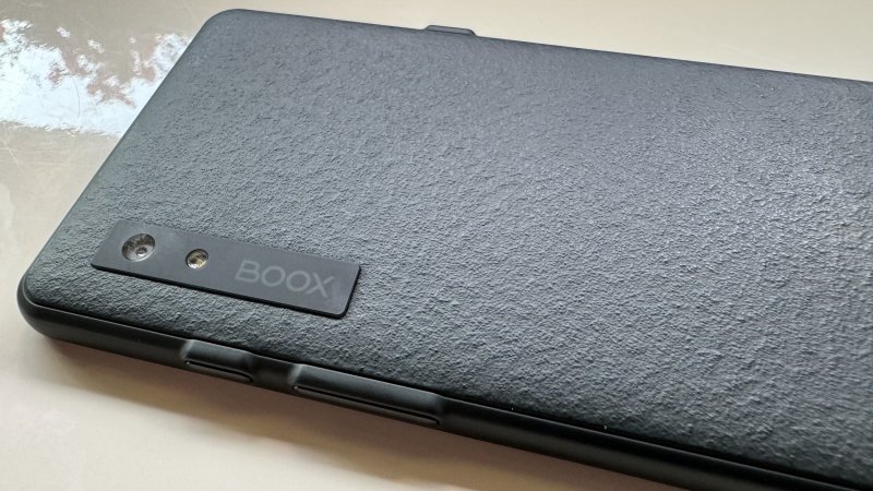 Il retro ha una lavorazione che favorisce il grip dell'impugnatura Il retro ha una lavorazione che favorisce il grip dell'impugnatura