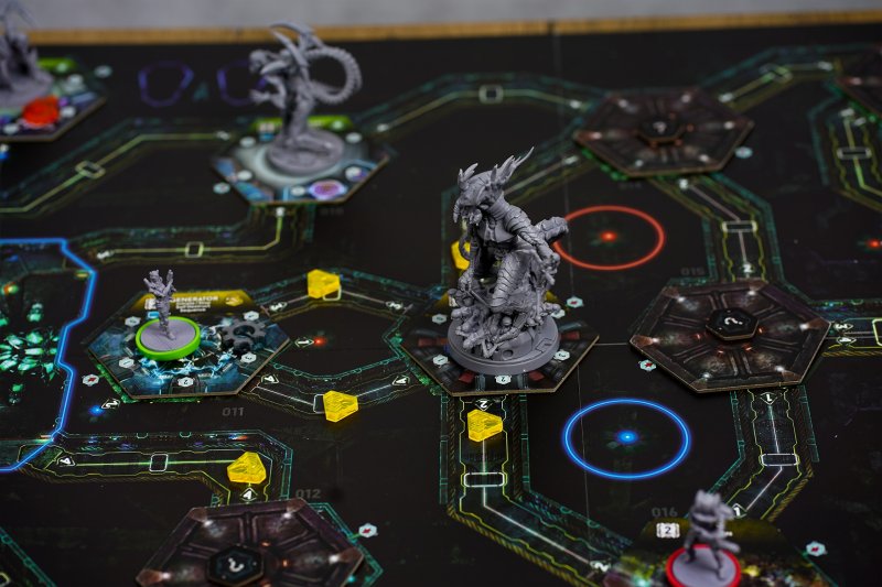 Tra carte, segnalini e il grosso tabellone, per giocare a Nemesis è necessario un bel po' di spazio