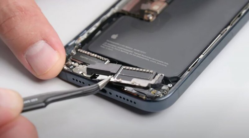 Il teardown di iPhone 15 Pro Max