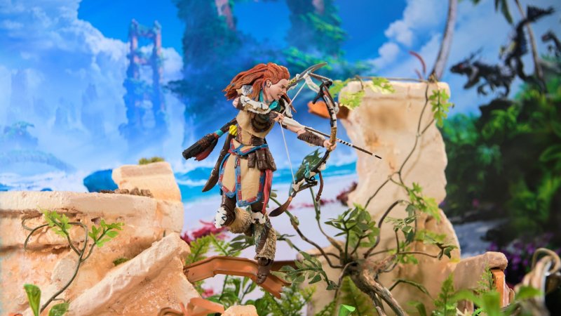L'action figure di Aloy in posa combattiva
