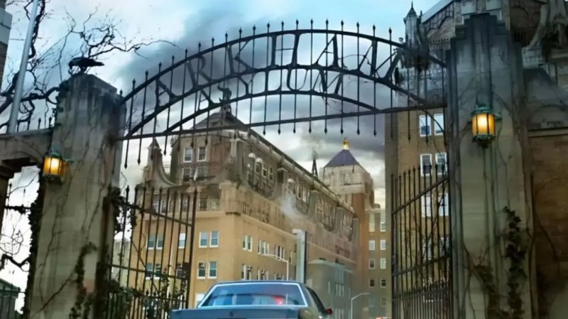 L'iconico ingresso dell'Arkham Asylum