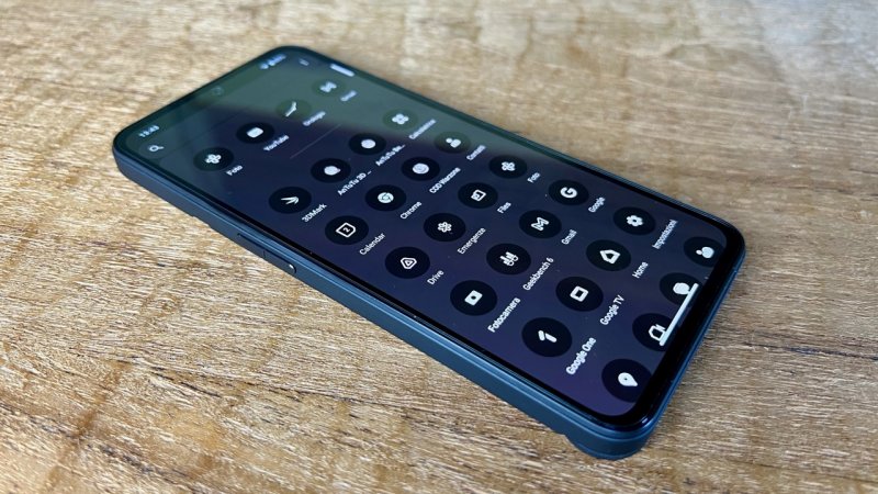 Si può selezionare anche un look delle icone classico, ma il bianco e nero funziona alla grande su CMF Phone 1 Si può selezionare anche un look delle icone classico, ma il bianco e nero funziona alla grande su CMF Phone 1