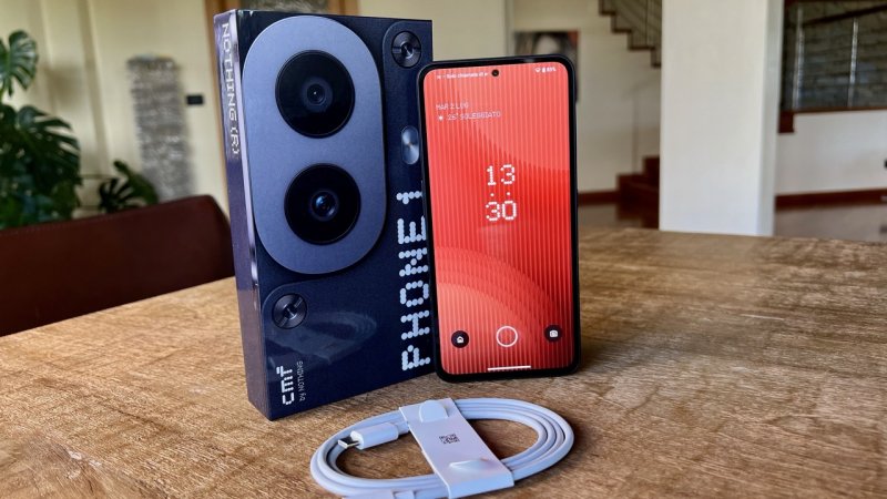 Nella confezione di CMF Phone 1 c'è spazio solo per un cavo USB-C Nella confezione di CMF Phone 1 c'è spazio solo per un cavo USB-C