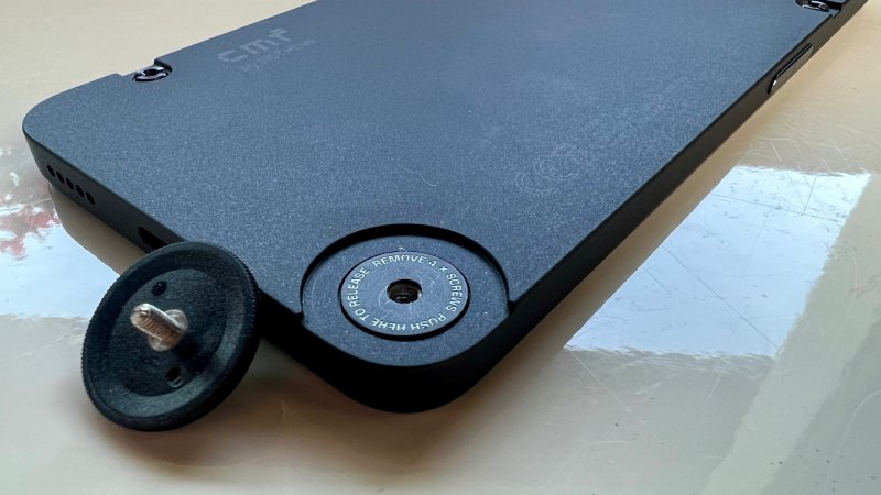Un dettaglio dell'Accessory Point di CMF Phone 1: basta svitarlo per fare spazio agli elementi compatibili Un dettaglio dell'Accessory Point di CMF Phone 1: basta svitarlo per fare spazio agli elementi compatibili