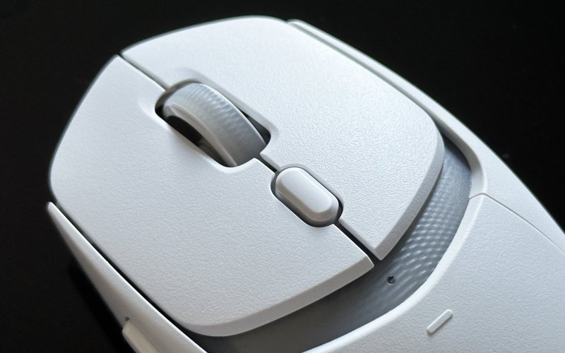 Il dettaglio dello scroller e dei pulsanti del Logitech G309 Lightspeed