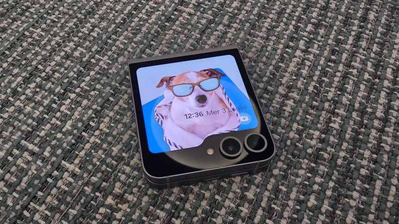 Il display frontale di Samsung Galaxy z Flip6 Il display frontale di Samsung Galaxy z Flip6