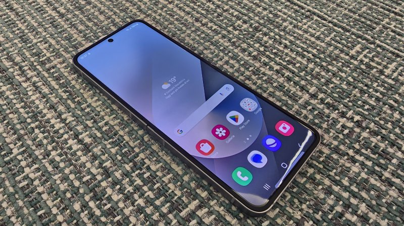 Samsung Galaxy z Flip6 completamente aperto Samsung Galaxy z Flip6 completamente aperto