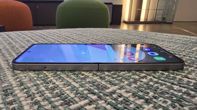 Vista laterale con dettaglio sulla cerniera di Samsung Galaxy z Flip6 Vista laterale con dettaglio sulla cerniera di Samsung Galaxy z Flip6