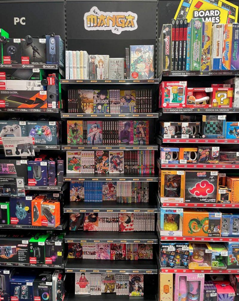 Uno scaffale di Gamestop con i manga in vendita Uno scaffale di Gamestop con i manga in vendita