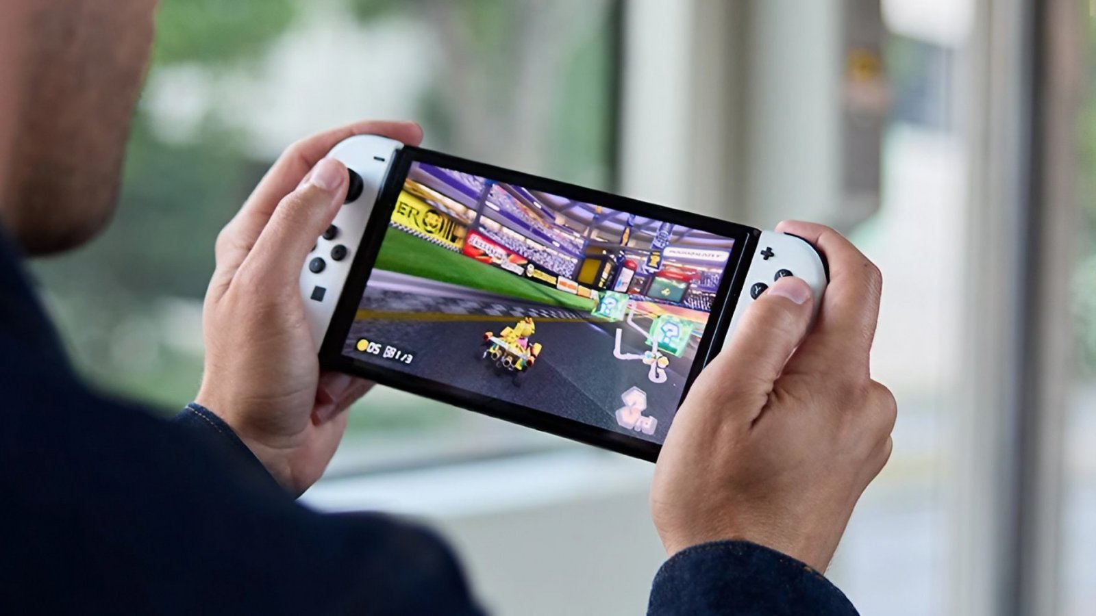 Nintendo Switch in mano a una persona