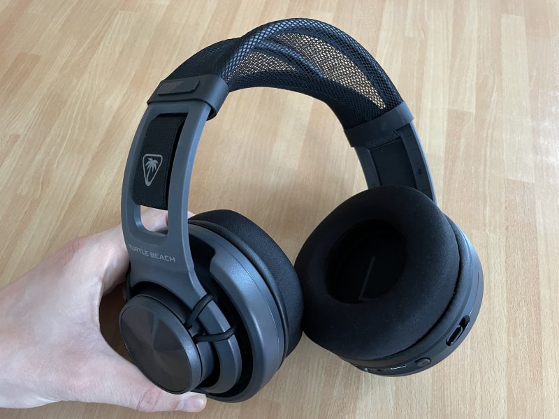 L'archetto delle Turtle Beach Atlas Air è molto traspirante, tant'è che sembra quasi di non avere nulla sulla testa