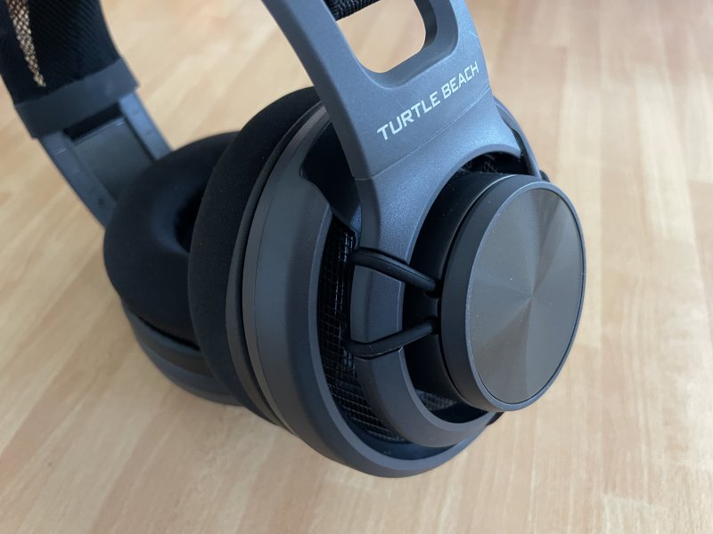 I padiglioni open back delle Turtle Beach Atlas Air sono stati agganciati in maniera particolare all'archetto per permettere un adattamento ottimale