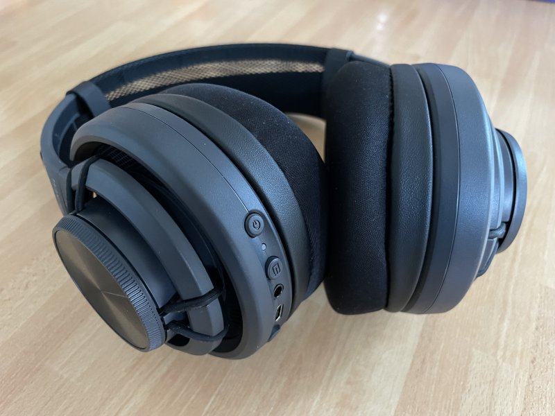 Nella parte esterna del padiglione delle Turtle Beach Atlas Air potete notare la rotella del volume, mentre più a destra ci sono i vari controlli