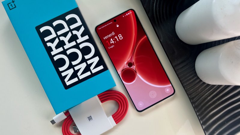 La dotazione di OnePlus Nord 4 è essenziale: c'è solo il cavo USB-C La dotazione di OnePlus Nord 4 è essenziale: c'è solo il cavo USB-C