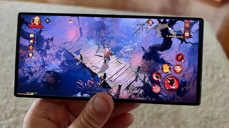 Il display di REDMAGIC 9S Pro si esalta ovviamente coi videogiochi, grazie anche all'assenza di punch hole e interruzioni