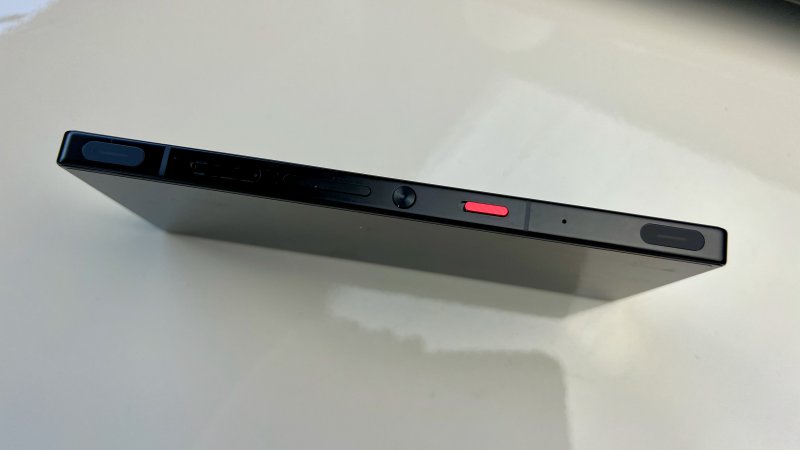 I tasti dorsali capacitivi e lo slider per la modalità Gioco tornano anche su REDMAGIC 9S Pro