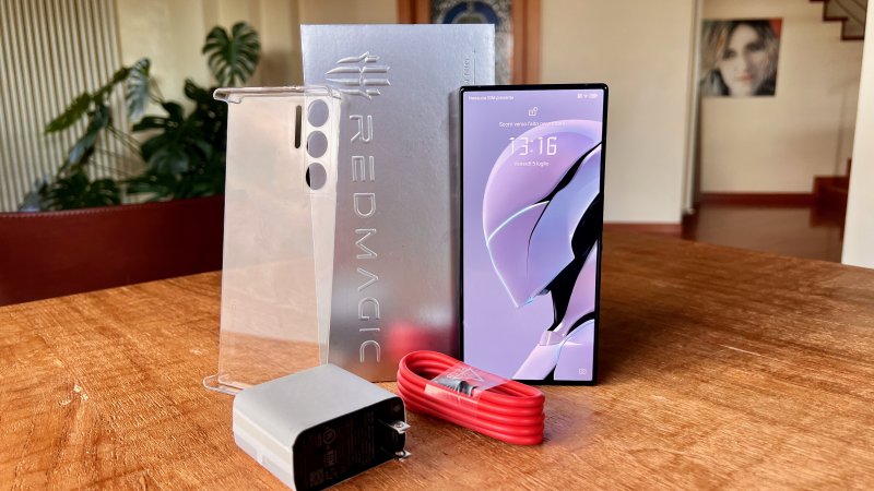 In totale controtendenza con il mondo intero, REDMAGIC 9S Pro ha il suo bel corredo di accessori