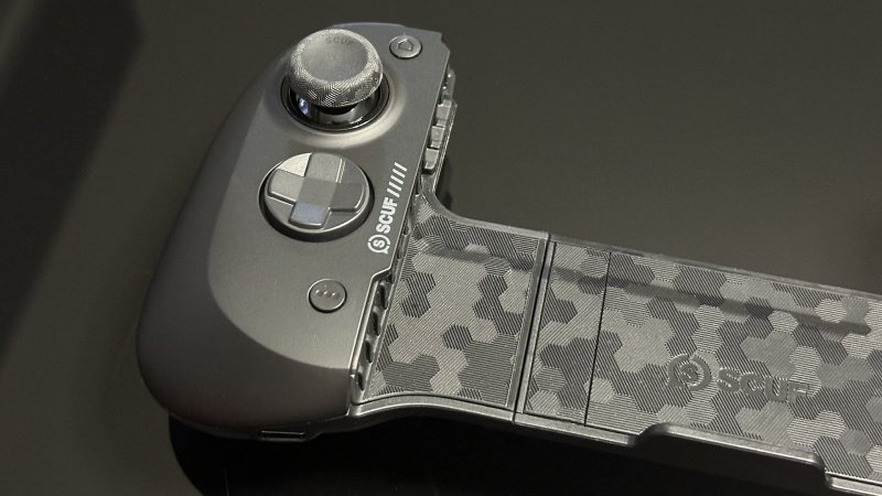 Il design dello SCUF Nomad, con le sue zigrinature gommate e il logo serigrafato